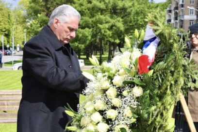 Presidente cubano rinde honores a Fidel Castro en Moscú