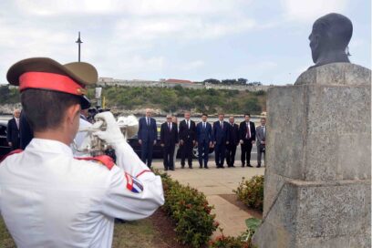 Numan Kurtulmuş rinde homenaje en La Habana a Mustafa Kemal Atatürk