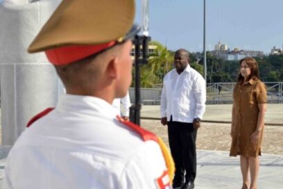 Presidente de la Asamblea Nacional de Surinam rinde tributo a José Martí