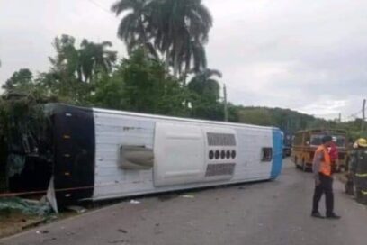 Accidente involucra ómnibus de TransGaviota y auto ligero