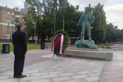 Canciller de Cuba rinde tributo a Fidel y héroes de Rusia