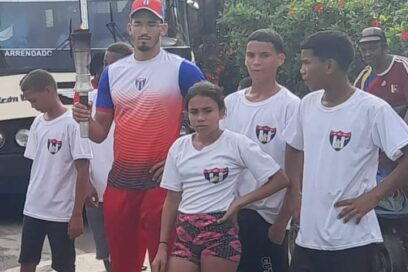 Alegría ante una antorcha de triunfo 