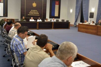 Debaten diputados cubanos proyecto de ley de Migración