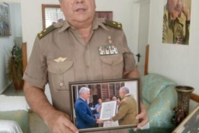 Héroe de blanco y verde olivo