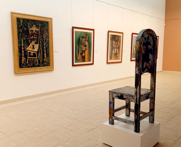 Es interesante el diálogo con las obras de otros grandes maestros. Frente a la célebre La silla de Lam, Mendive ha ubicado su propio asiento. Foto: Yuris Nórido