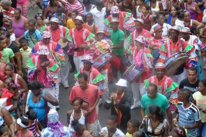 Confluencia de delegaciones en Desfile de la Serpiente del Festival del Caribe