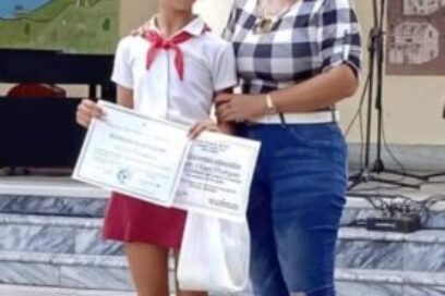 Reconocen a alumnos pineros en graduación de escuela de arte 