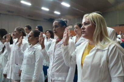 Gradúan en Holguín a más de 90 profesionales de la salud en siete especialidades