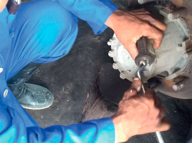 Llave en mano, lo mismo hace mecánica, electricidad, chapistería, soldadura u otras tareas en la empresa de Ómnibus Públicos, donde llegó en 1986, con apenas 21 años para iniciar en Municipio Especial de Isla de la Juventud su vida laboral. Foto: Gloria Morales Campanioni