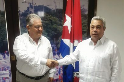 Ulises Guilarte dialoga con el secretario general del Partido Comunista de Grecia