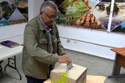 Ejercen venezolanos su derecho al voto en Cuba