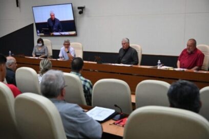 Presidente cubano evalúa los preparativos para el inicio del curso escolar