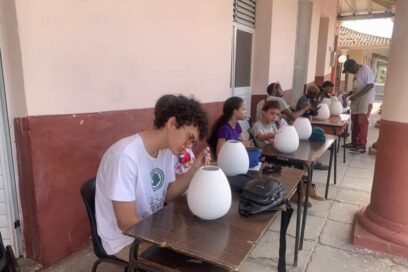 Ceramistas enseñan cómo hacer arte