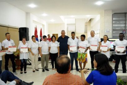 Felicita Ulises Guilarte a trabajadores gráficos en su día