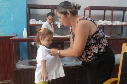 Inicia comercialización de uniformes escolares para el curso 2024-2025