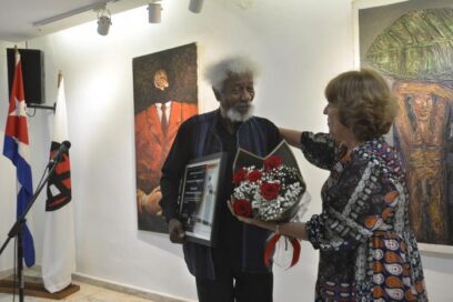 Wole Soyinka, con el Premio Loynaz de la Uneac