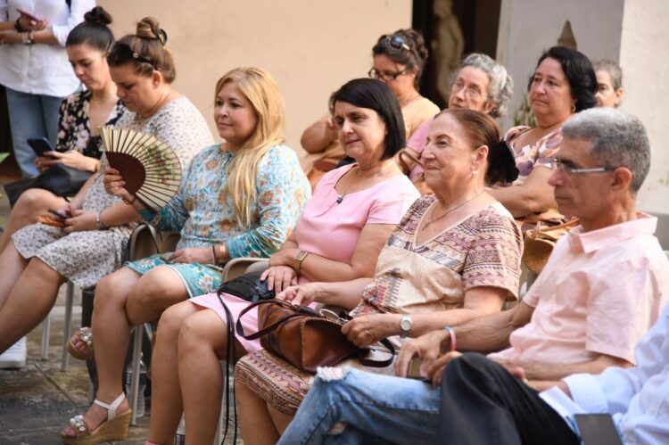 Personalidades de la Oficina del Historiador de la Ciudad de La Habana, de la Universidad de La Habana, de la Unión de Escritores y Artistas de Cuba, así como de la Unión de Periodistas, estuvieron entre el público que acudió a la presentación.