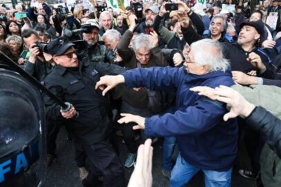 Policía argentina reprimió a jubilados y pensionados