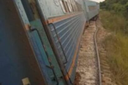 Se descarrila un tren local con tres coches y se interrumpe la circulación por la Línea Central