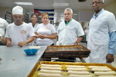 Visitó Ulises Guilarte centros productivos de Holguín