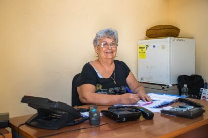 Teresita, jubilada y contratada en el mismo lugar