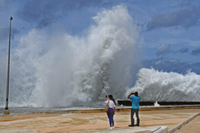 Milton en el Malecón de La Habana, aunque desde lejos