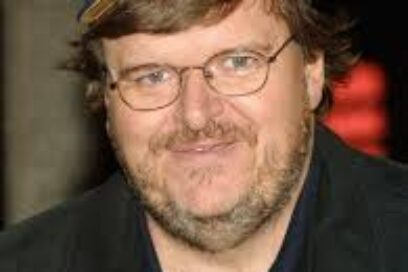 Michael Moore pide fin de bloqueo a Cuba en lista a Biden