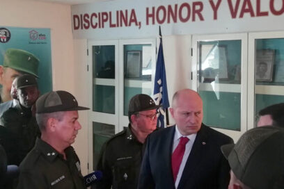 Titular de Emergencias de Rusia visita unidad de bomberos en Cuba