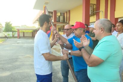Abanderaron al contingente Armando Mestre Martínez