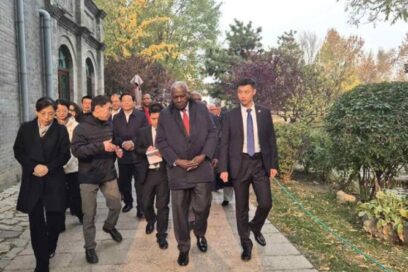 Concluyó visita oficial de Esteban Lazo a China