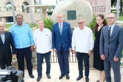 Delegación de San Petersburgo presente en Santiago de Cuba rinde honores a Fidel