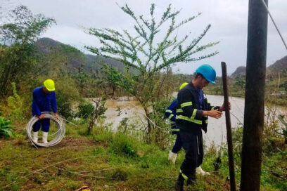 De Las Tunas llevan luz a Baracoa