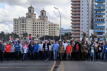 Heroico pueblo combatiente en marcha indetenible