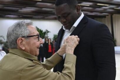 Condecoraciones para tres revolucionarios que han puesto en alto el nombre de Cuba