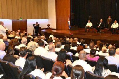 Díaz-Canel se reúne con colaboradores cubanos en Venezuela