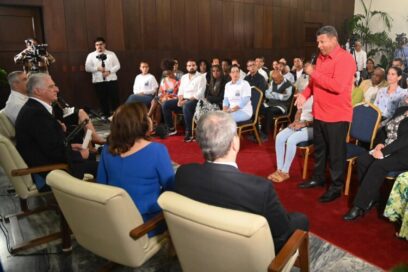 Dialoga Díaz-Canel con educadores cubanos