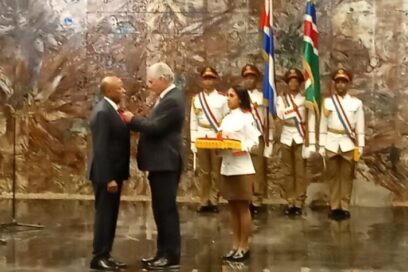 Condecoran a presidente namibio Nangolo Mbumba con Orden José Martí (+video)
