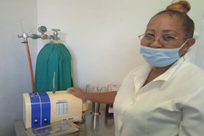 Una enfermera con el don del alivio en sus manos