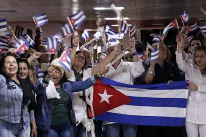 Presidente de Cuba felicita a trabajadores de la salud en su Día