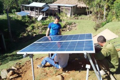 Instalan nuevos módulos de sistemas fotovoltaicos en viviendas aisladas