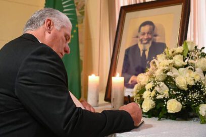 Firma Díaz-Canel Libro de Condolencias en embajada de Namibia (+video)