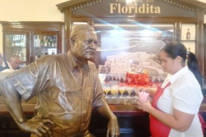 Escultura de Hemingway realza valores del Floridita de Santiago de Cuba