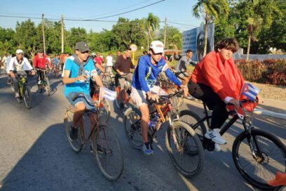 Jóvenes protagonizan bicicletada por victoria en Playa Girón