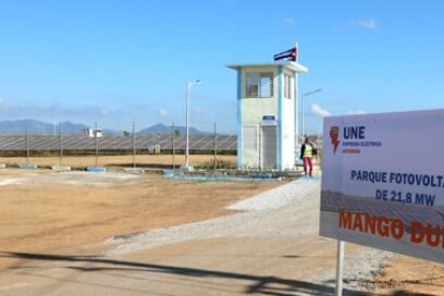Seres entre el sol y los paneles fotovoltaicos