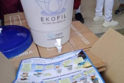 Reciben centros educativos donación de filtros de agua