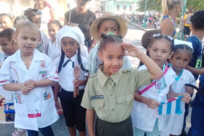 En Santiago de Cuba los pioneros adelantan el desfile