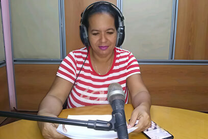 Mujer radio en un extremo de Cuba