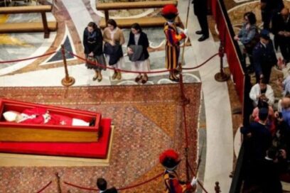 Decenas de miles de fieles rinden homenaje al papa Francisco en Basílica de San Pedro (+Video)