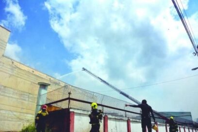 Extinguen incendio en cervecería Guido Pérez de Cotorro