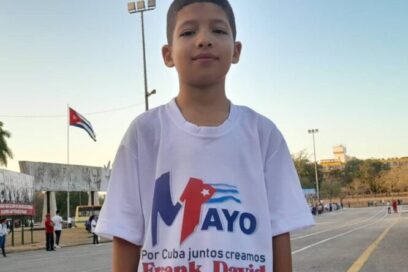 Versos de Mayo en la garganta de un niño